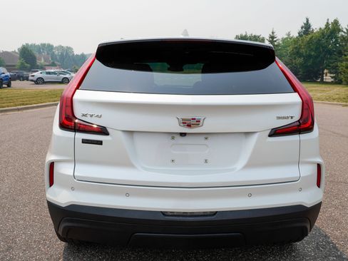 Used 2024 Cadillac XT4 Luxury w/ Cold Weather Package FWD image 5