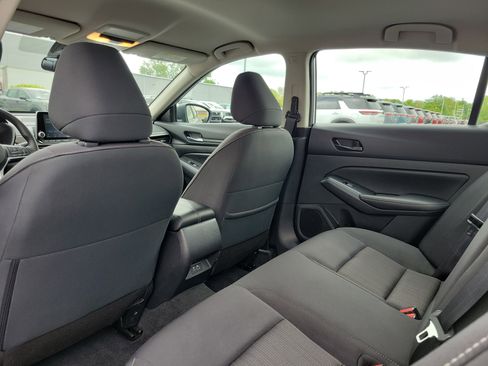 Used 2025 Nissan Altima 2.5 SV FWD image 14