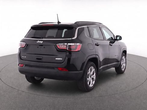 Used 2025 Jeep Compass Latitude w/ Sun & Sound Group AWD/4WD image 1