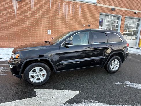 Used 2017 Jeep Grand Cherokee Laredo w/ Quick Order Package 23E AWD/4WD image 4