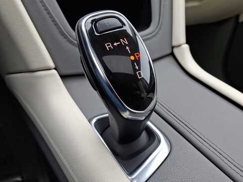 Used 2017 Cadillac XT5 Luxury w/ Driver Awareness Package image 15