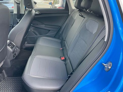 Certified 2025 Volkswagen Taos SE image 29