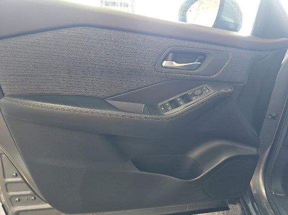 Used 2023 Nissan Rogue SV AWD/4WD image 7
