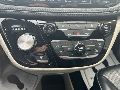 Used 2019 Chrysler Pacifica Limited image 23