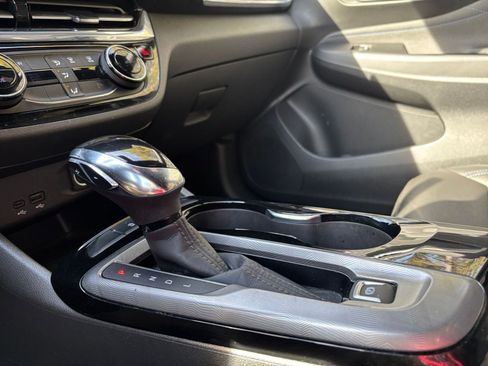 Used 2025 Buick Envista Sport Touring image 41