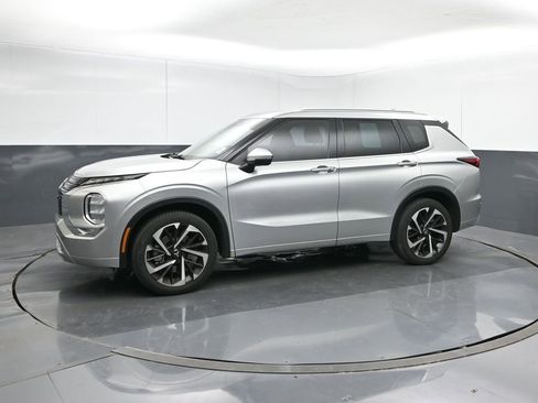 Used 2023 Mitsubishi Outlander SEL image 2
