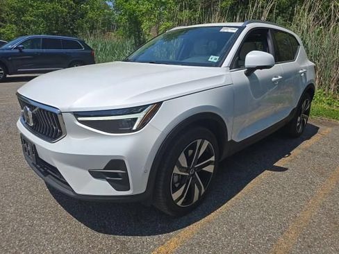 Certified 2025 Volvo XC40 B5 Plus AWD/4WD image 2