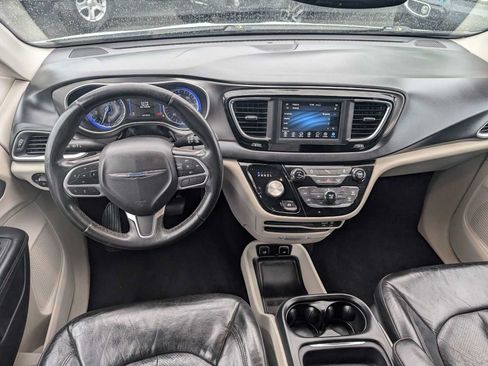 Used 2020 Chrysler Pacifica Touring-L w/ Tire & Wheel Group FWD image 13