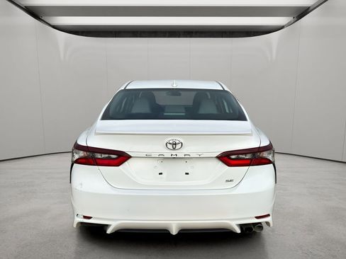 Used 2022 Toyota Camry SE image 3