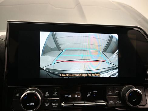 Used 2023 Toyota Highlander XLE AWD/4WD image 27