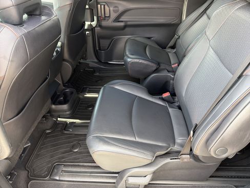 Used 2022 Toyota Sienna XSE FWD image 31