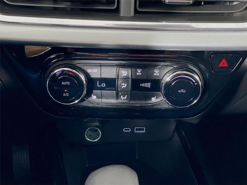 Used 2025 Chevrolet Trax LT w/ LT Convenience Package image 18