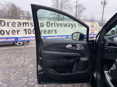 Used 2022 Chrysler Pacifica Touring-L w/ S Appearance Package image 13