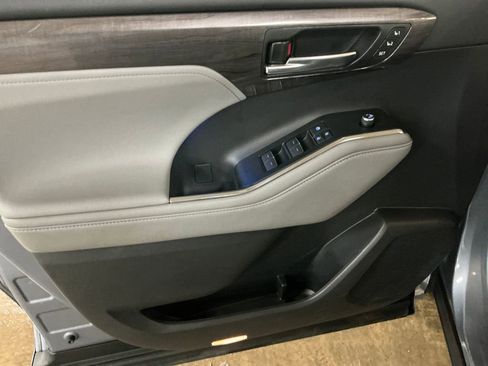 Used 2022 Toyota Highlander Platinum image 14