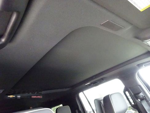 New 2026 Chevrolet Suburban Premier AWD/4WD image 19