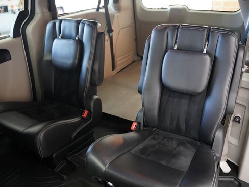 Used 2018 Dodge Grand Caravan SXT image 31