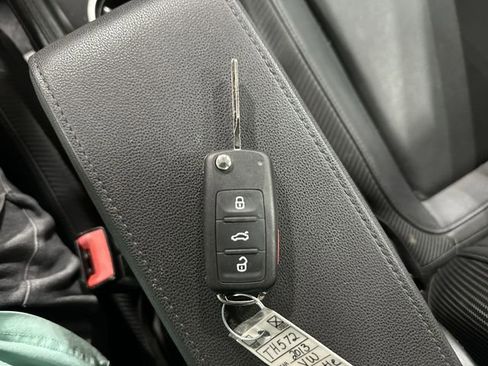 Used 2013 Volkswagen Beetle 2.5 image 30