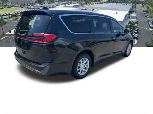 Certified 2023 Chrysler Pacifica Touring-L FWD image 18