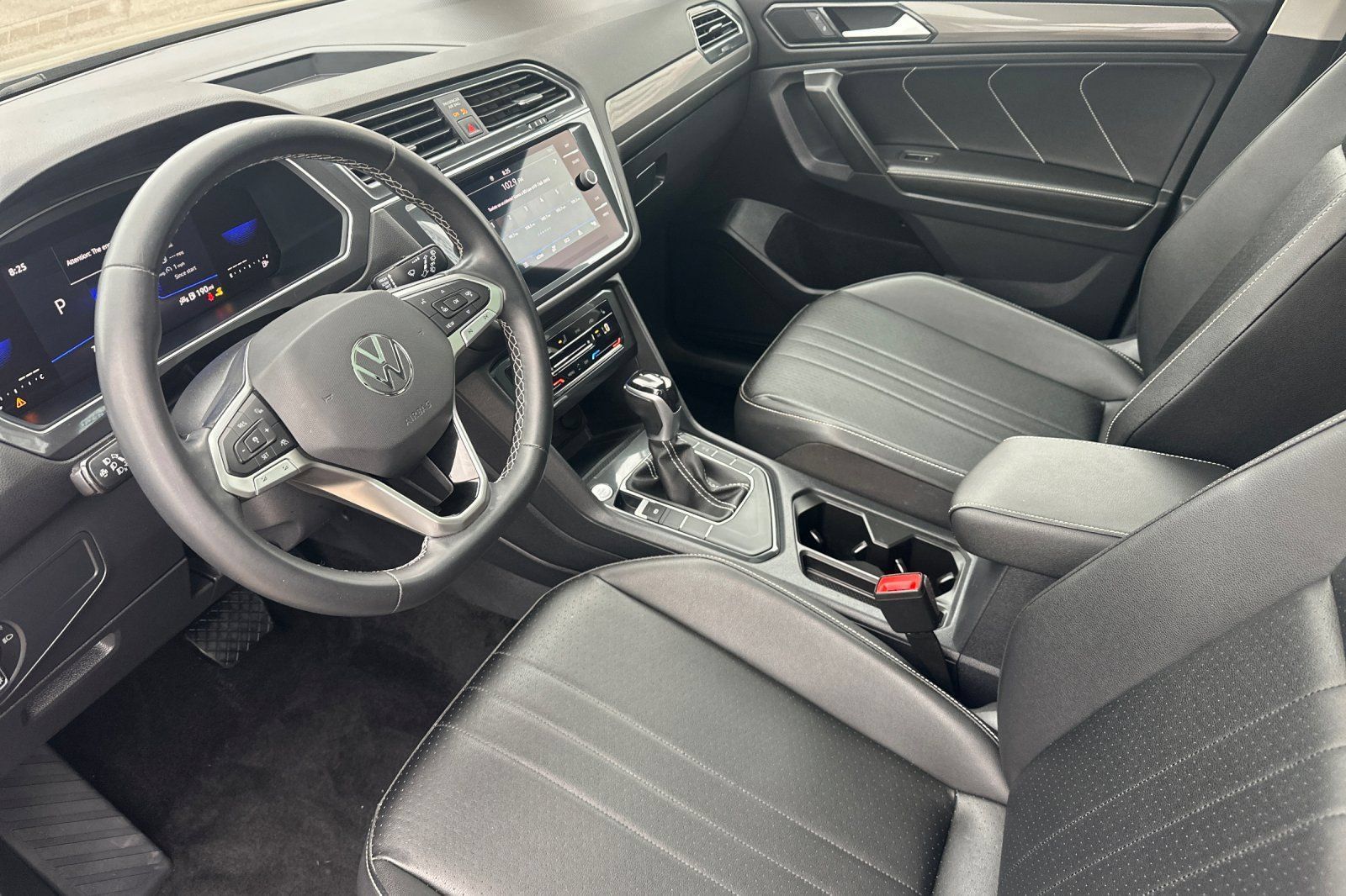 Used 2023 Volkswagen Tiguan SE w/ Panoramic Sunroof Package FWD image 9