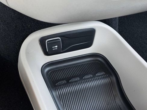 Certified 2024 Chrysler Pacifica Limited FWD image 30