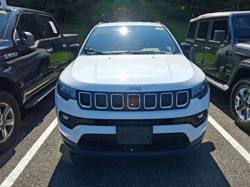 Used 2024 Jeep Compass Latitude AWD/4WD image 2