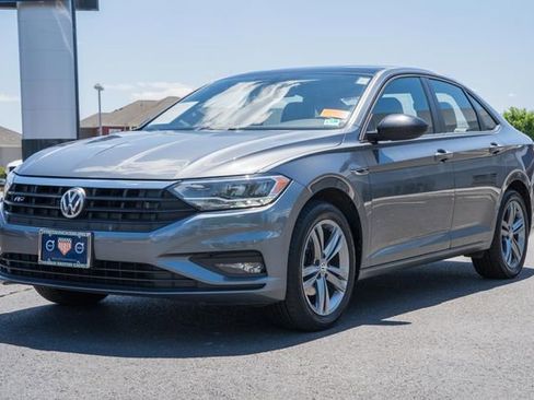 Used 2019 Volkswagen Jetta R-Line w/ R-Line Cold Weather Package FWD image 3