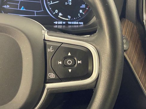 Used 2021 Volvo XC60 T5 Momentum w/ Premium Package image 17