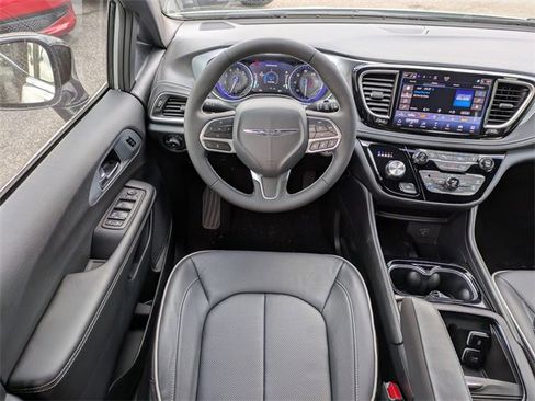 New 2026 Chrysler Pacifica Limited w/ Trailer Tow Group image 18