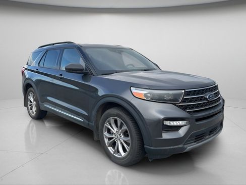 Used 2020 Ford Explorer XLT w/ Equipment Group 202A image 2