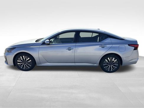 Used 2023 Nissan Altima 2.5 SV image 3