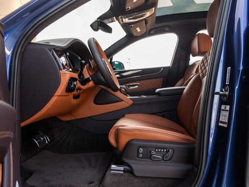 Used 2023 Bentley Bentayga image 22