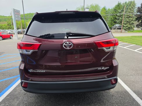 Used 2018 Toyota Highlander XLE AWD/4WD image 4