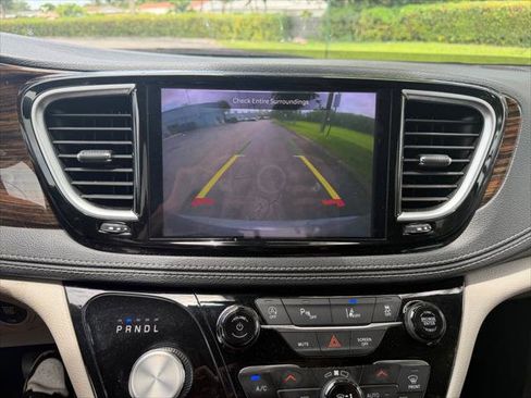 Used 2023 Chrysler Pacifica Limited FWD image 24