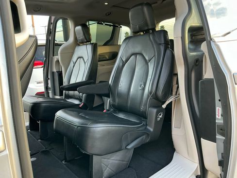 Used 2018 Chrysler Pacifica Limited w/ Tire & Wheel Group image 23