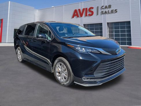 Used 2025 Toyota Sienna LE image 3