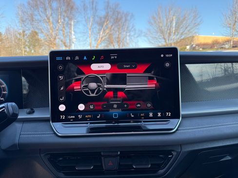 Certified 2025 Volkswagen Tiguan SE R-Line image 21