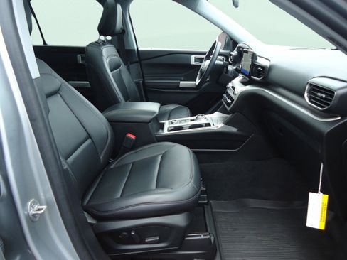 Used 2022 Ford Explorer XLT w/ Equipment Group 202A image 27