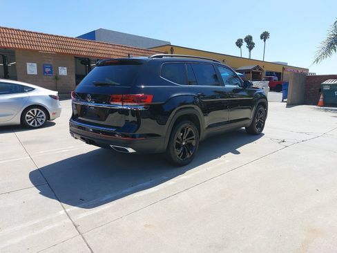 Used 2023 Volkswagen Atlas SE w/ Panoramic Sunroof Package FWD image 5