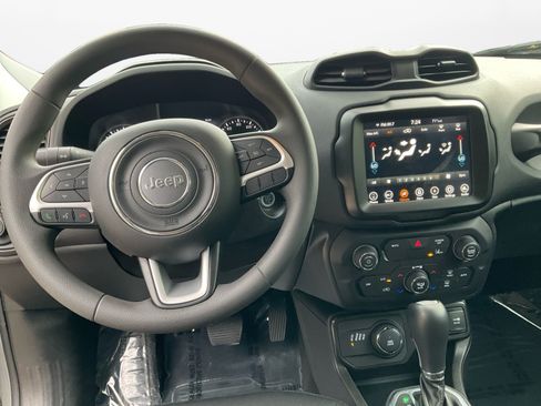 Used 2023 Jeep Renegade Latitude AWD/4WD image 10