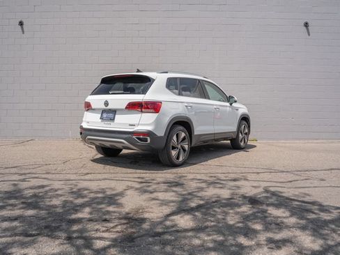 Used 2024 Volkswagen Taos SE w/ Panoramic Sunroof Package AWD/4WD image 7