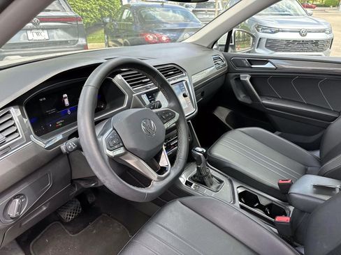 Used 2023 Volkswagen Tiguan SE w/ Panoramic Sunroof Package FWD image 24