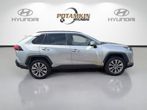 Used 2019 Toyota RAV4 XLE Premium w/ Cold Weather Package FWD image 4