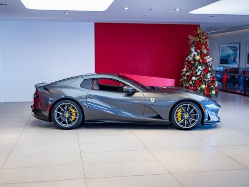 Used 2021 Ferrari 812 GTS image 32