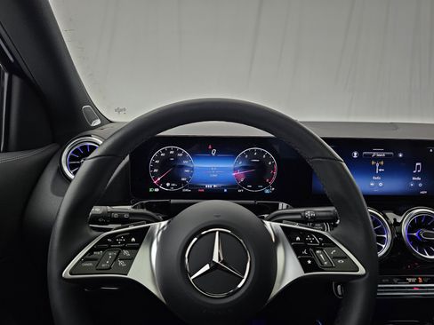 Certified 2025 Mercedes-Benz GLA 250 4MATIC image 33