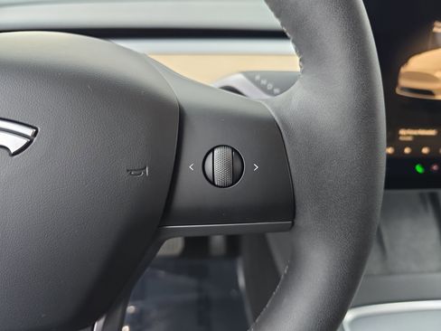 Used 2025 Tesla Model Y Long Range image 18