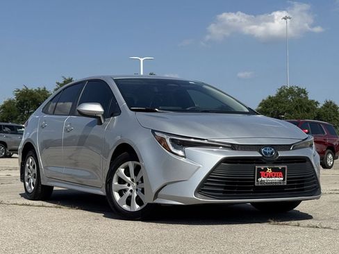 Used 2025 Toyota Corolla LE FWD image 1