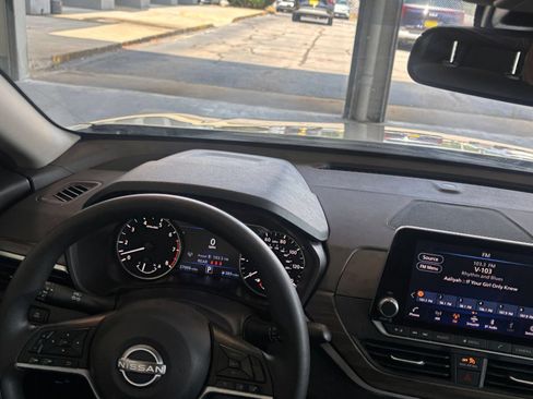 Used 2025 Nissan Altima 2.5 SV FWD image 35