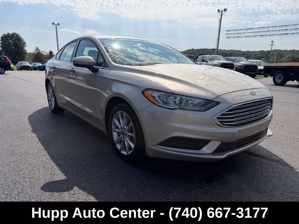 Used 2017 Ford Fusion SE w/ Fusion SE Technology Package FWD image 3