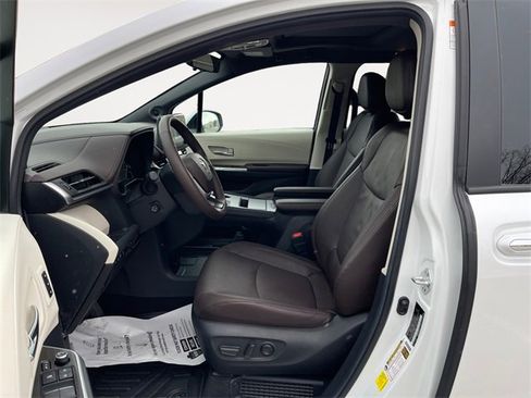 Used 2024 Toyota Sienna Platinum image 9