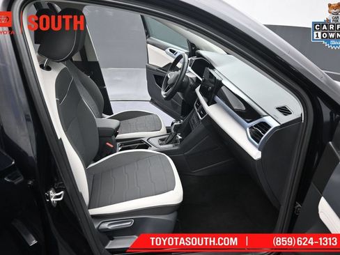 Used 2025 Volkswagen Taos SE FWD image 30
